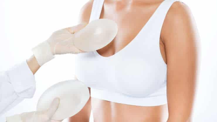 Prothèses mammaires : comment choisir entre silicone et sérum physiologique ?
