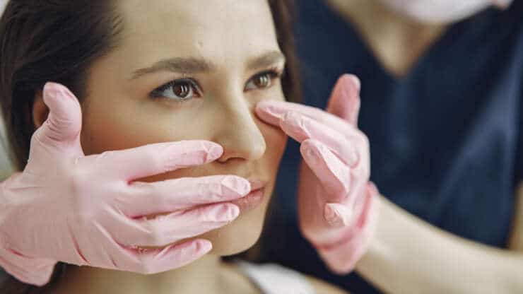 Rhinoplastie chirurgicale vs rhinoplastie médicale : quelles différences ?