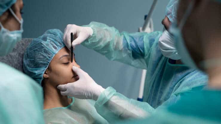 Comment se déroule une rhinoplastie ? Étapes, suites et résultats